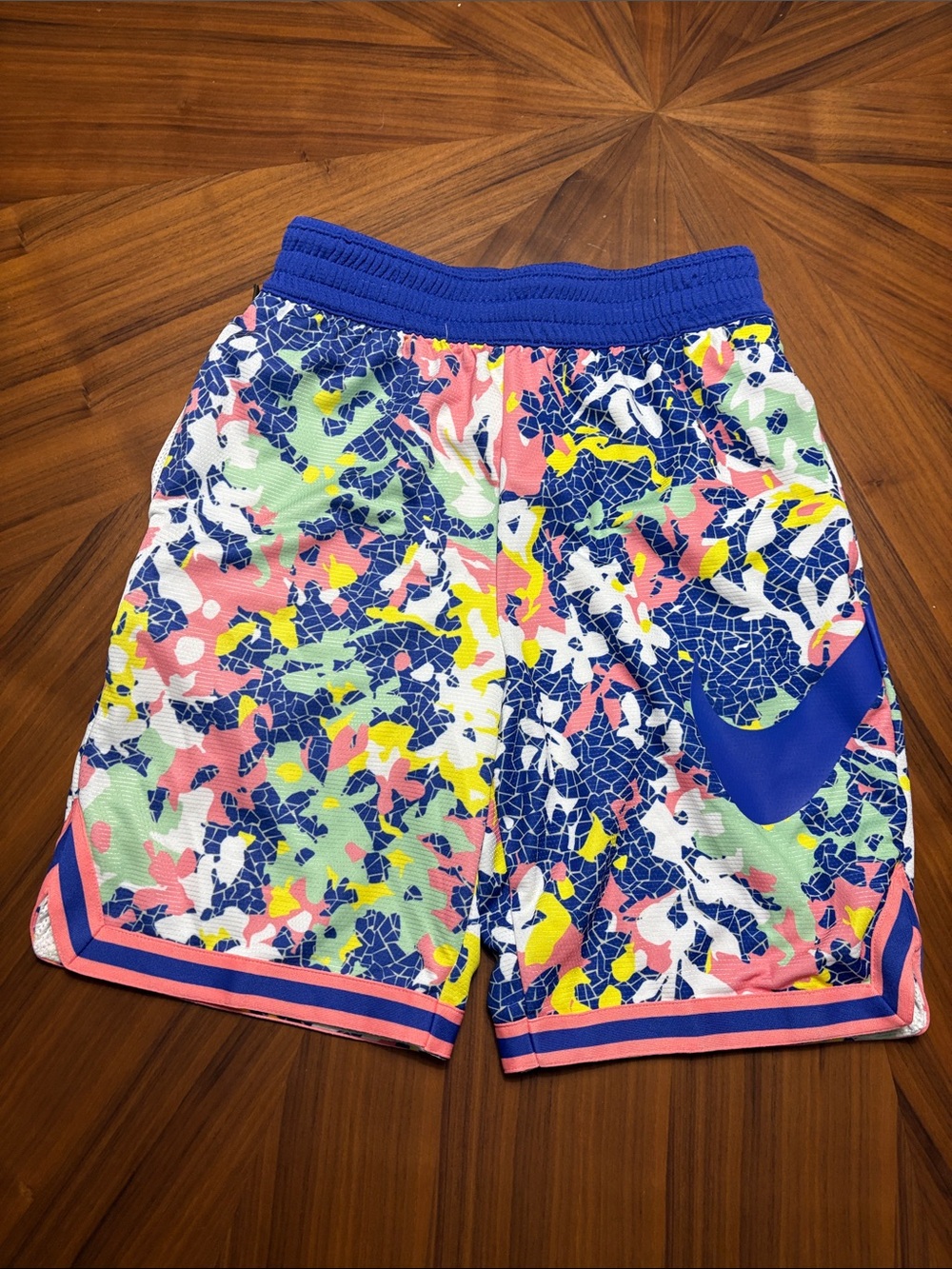 Nike drifit youth L basketball shorts